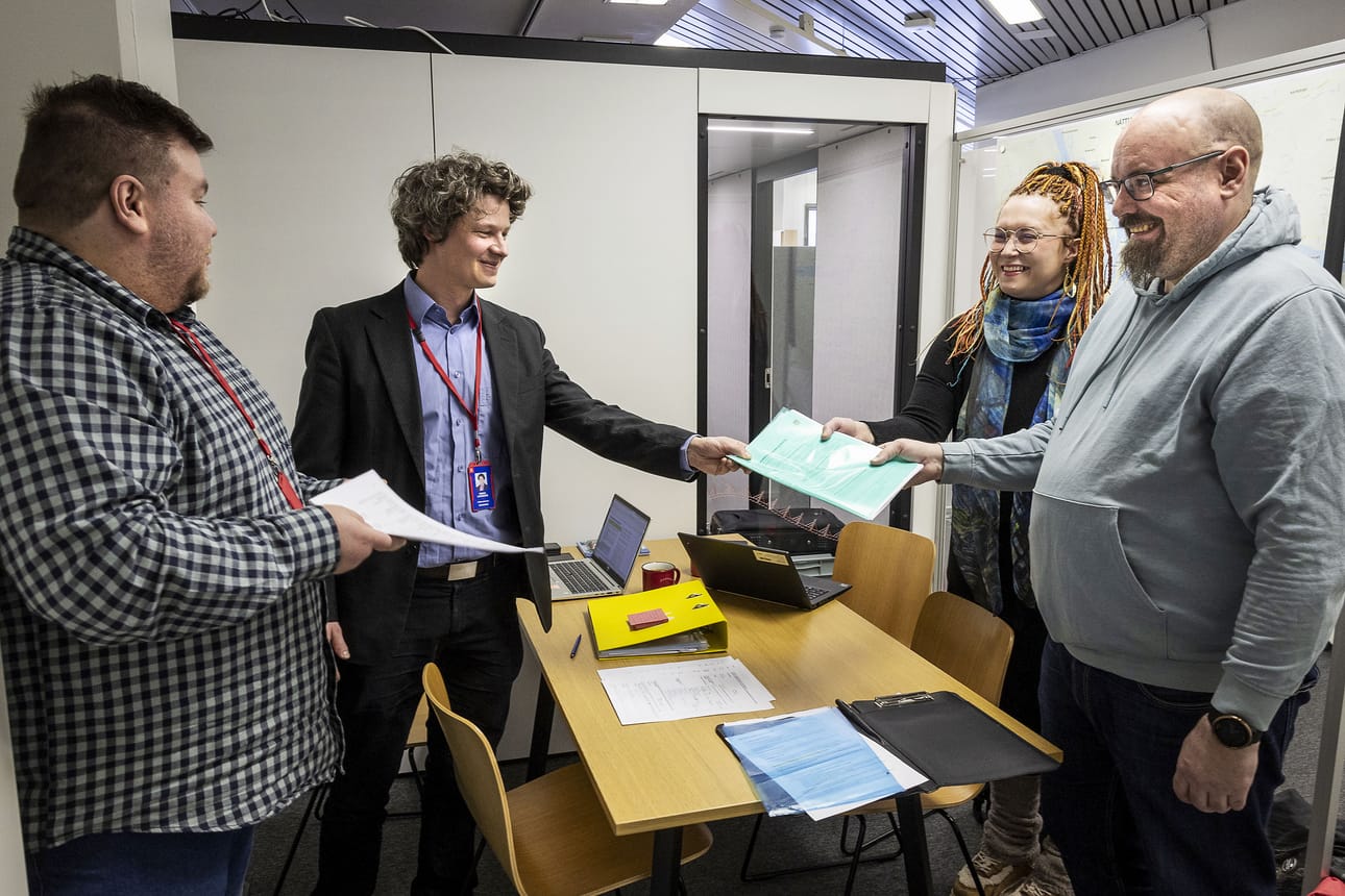 Kuntavaalien ehdokaslistojen viimeinen jättöpäivä oli tiistaina. Rovaniemen Sosiaalidemokraattinen kunnallisjärjestö ry:n Elina Holm ja Ilkka Rautio (oik.) luovuttivat yhdistyksen ehdokaslistan vaaliassistentti Antti Räsäselle (vas.) ja hallintolakimies Mikko Lindroosille. SDP:n listalla on Rovaniemellä 76 nimeä.