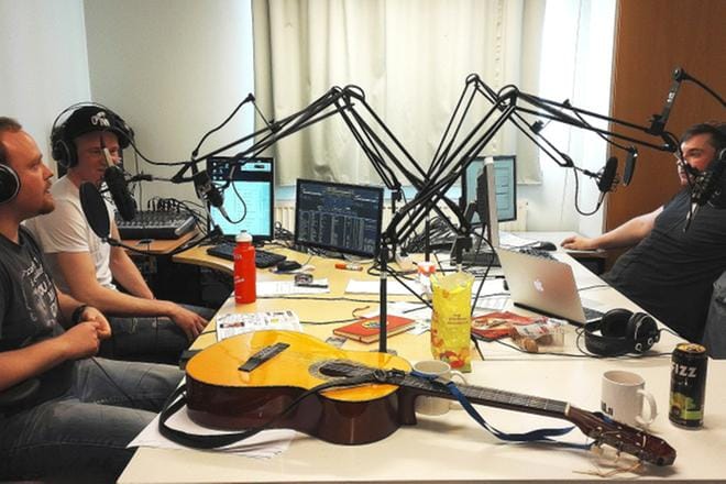 Maanantai-iltapäivänä Radio Wapinan studiossa olivat juontovuorossa Åbo Akademin tekniikan opiskelijat Filip Slotte, Joakim Gistö ja Dennis Högberg. Kuva: Sara Katajakoski