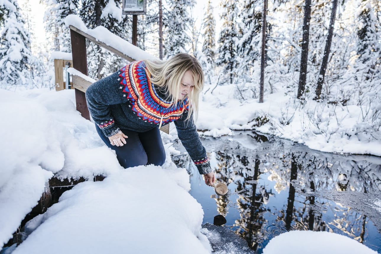 Polar Star Travelin yrittäjä Heidi Jokela tuo ulkomaalaisia asiakkaitaan Levin tuntumassa olevalle lähteelle kesät talvet, kun se kiinnostaa. Talvi on vetänyt aina, nyt myös kesän ja syksyn matkailu on kasvussa.