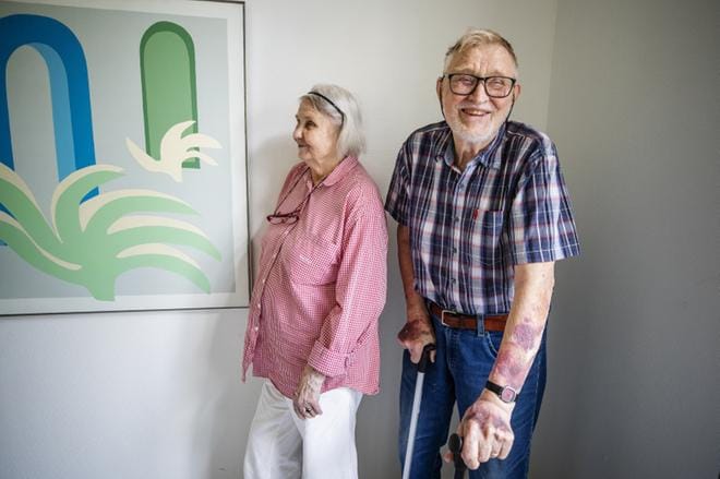 Janne ja Voitto Kantokorpi ovat olleet yhdessä noin seitsemän vuosikymmentä. Nyt avioparin yhteinen aika on käymässä vähiin Voiton vakavien sairauksien vuoksi. Kantokorpien yhteinen näyttely avautui taidekeskus Harrissa tällä viikolla. - Vielä tässä tehdään, Voitto Kantokorpi sanoo. Kuvat: Miranda Kivekäs