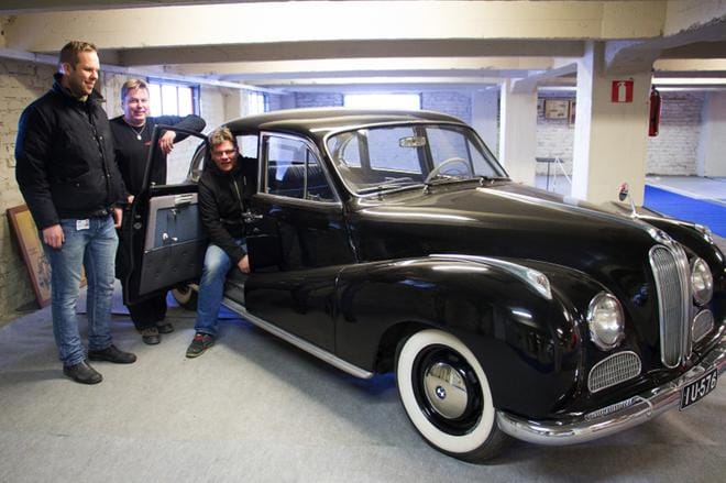 Henry Wideroos, Kai Saarenmäki ja Harri Ala-Aho rakentavat näyttelyjä vielä tämän viikon. Oikealla paikallaan on jo vuoden 1958 BMW 501. Kuva: Janette Litmanen