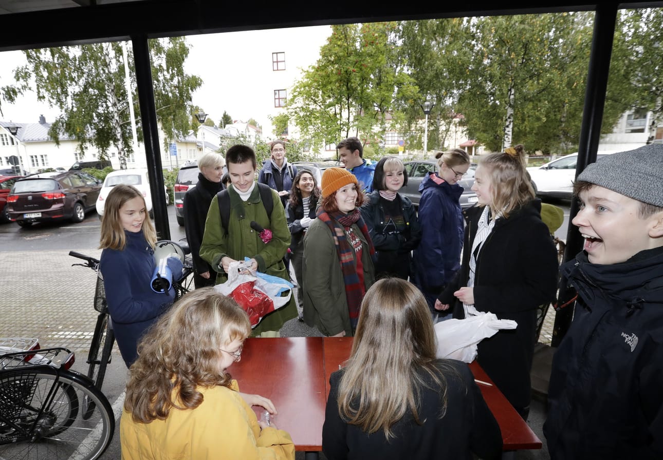 Oulun Suomalaisen Yhteiskoulun lukion ympäristötyöryhmän aktiivit Sade Mikkola (edessä vas.), Viivi Kajula ja Vellu Käräjäoja päivystivät roskajuoksun "kisatoimistossa".