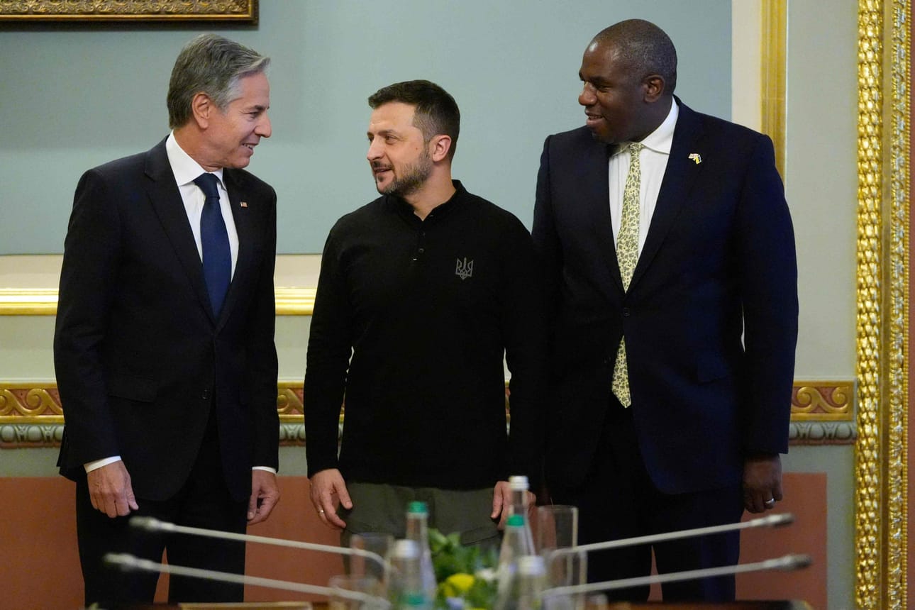 Yhdysvaltain ulkoministeri Antony Blinken (vas.) ja Britannian ulkoministeri David Lammy (oik.) tapasivat Ukrainan presidentin Volodymyr Zelenskyin keskiviikkona Kiovassa. LEHTIKUVA/AFP