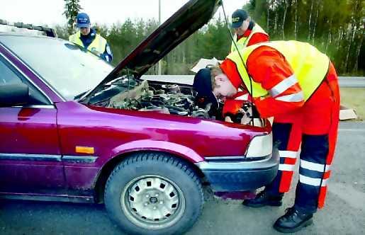 Parempi näkyvyys. Tiepalvelun Marko Laine vaihtoi polttimoita poliisin hoksaamiin valovikaisiin autoihin.