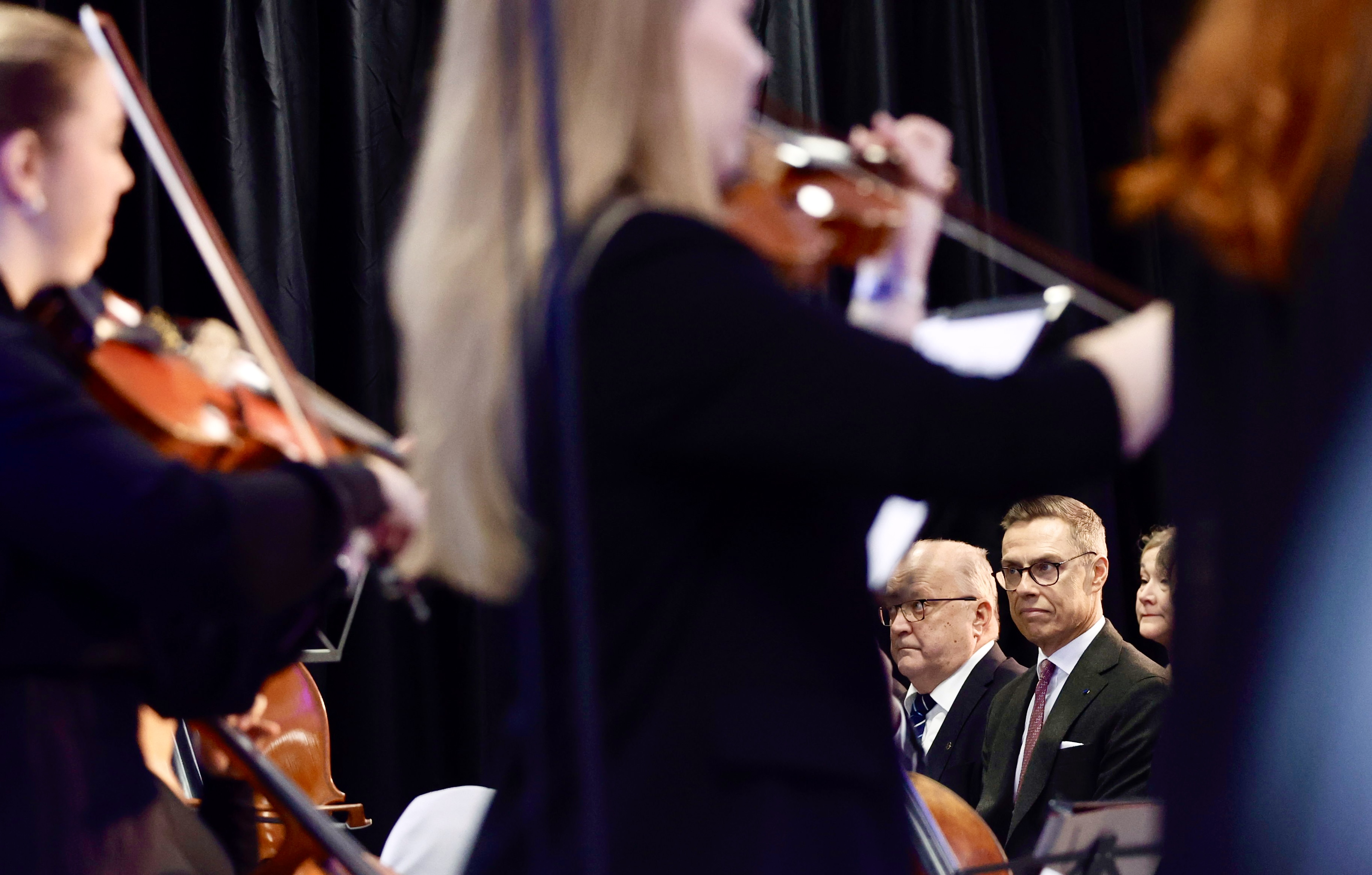Tasavallan presidentti Alexander Stubb kuunteli musiikkiesitystä Oulun uuden yliopistollisen sairaalan vihkiäisissä keskiviikkona.