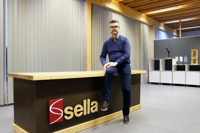 Toimitusjohtaja Kari Hiipakka kertoo yhtiön haluavan nostaa profiiliaan muuttamalla myynnin ja hallinnon tilat Sellaan. KUVA: JARMO PANULA