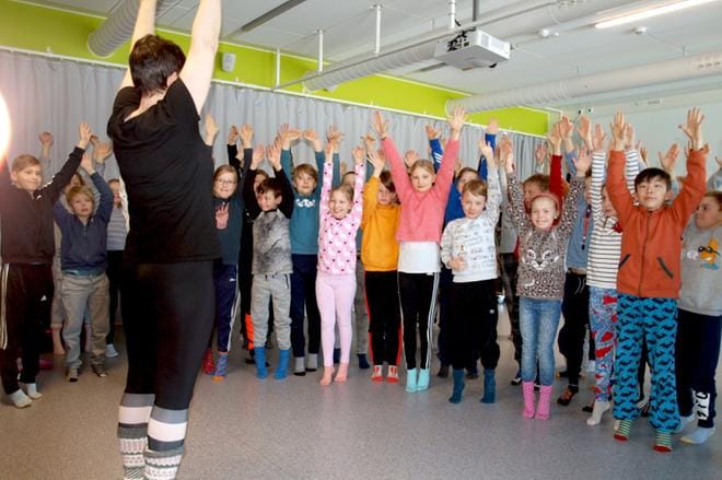 Minna-Sisko Koivumäki Fysiokselta kävi Mustasaaren keskuskoululla pitämässä ryhtikoulua, jonka aikana hän testasi kaikkien ikäluokkien ryhdin. Tulokset eivät olleet kauttaaltaan hyviä. Kakkos- ja kolmasluokkalaiset päättivät aloittaa taukojumpat koulupäivien aikana. Kuvat: Katja Lahti