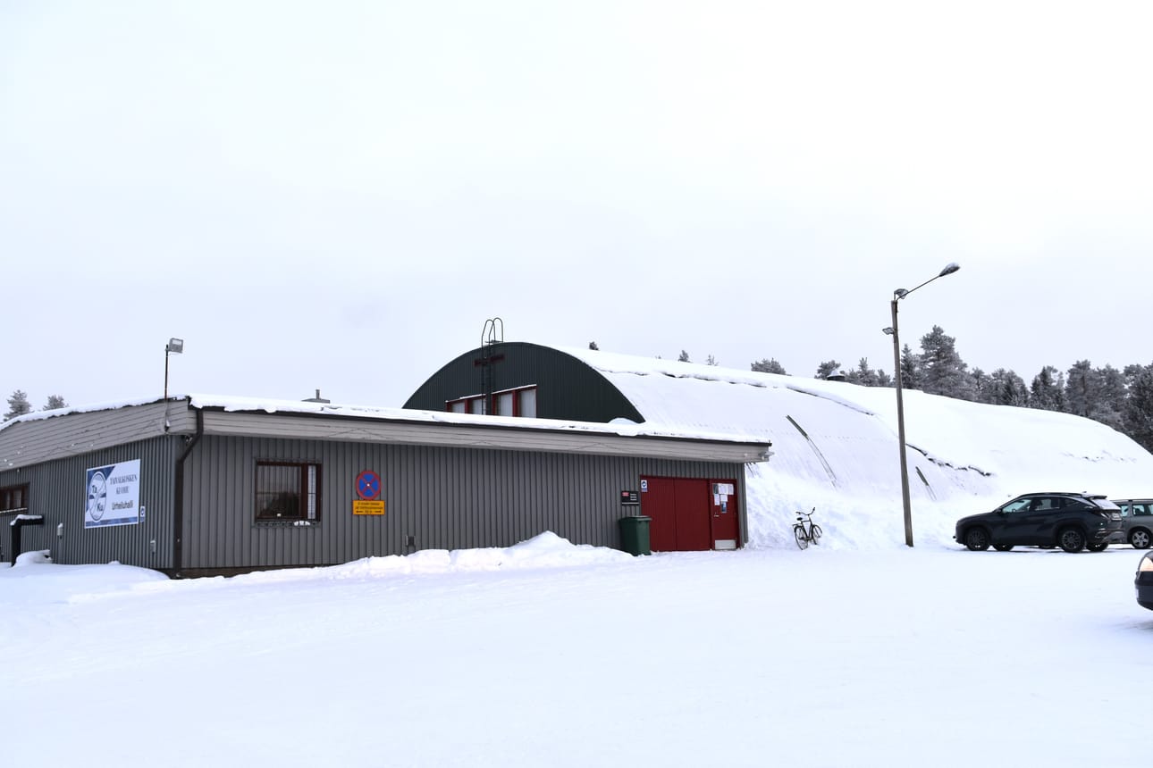 Taivalkosken nykyinen urheiluhalli on rakennettu vuonna 1972. Nyt kuntaan puuhataan uutta hallia. Vaihtoehtona on myös nykyisen hallin laajentaminen tai uuden rakennuksen rakentaminen sen läheisyyteen.
