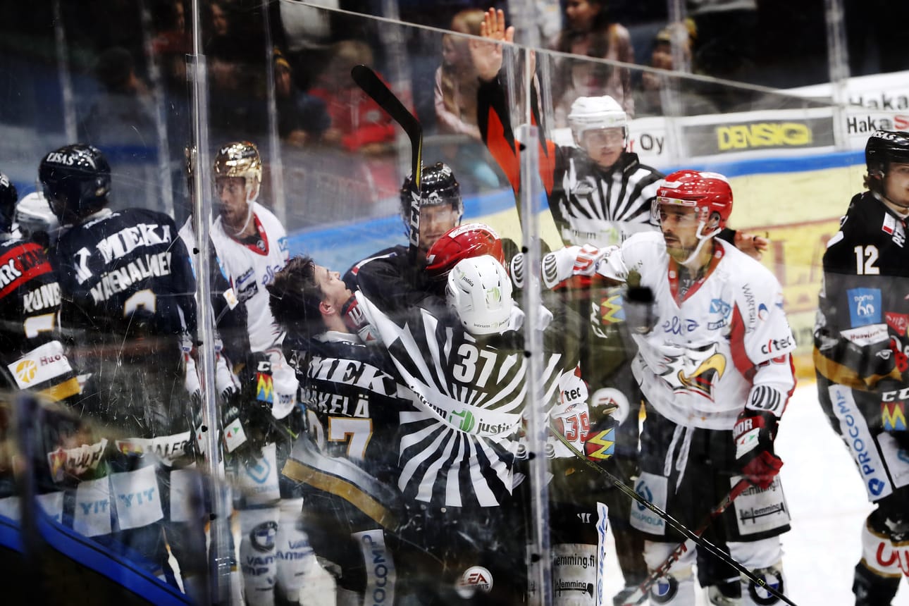 Kärppien ja Sportin syyskuisessa Liiga-ottelussa nähtiin päähän kohdistunut taklaus. Siitä seurasi isompi nujakka. Arkistokuva.