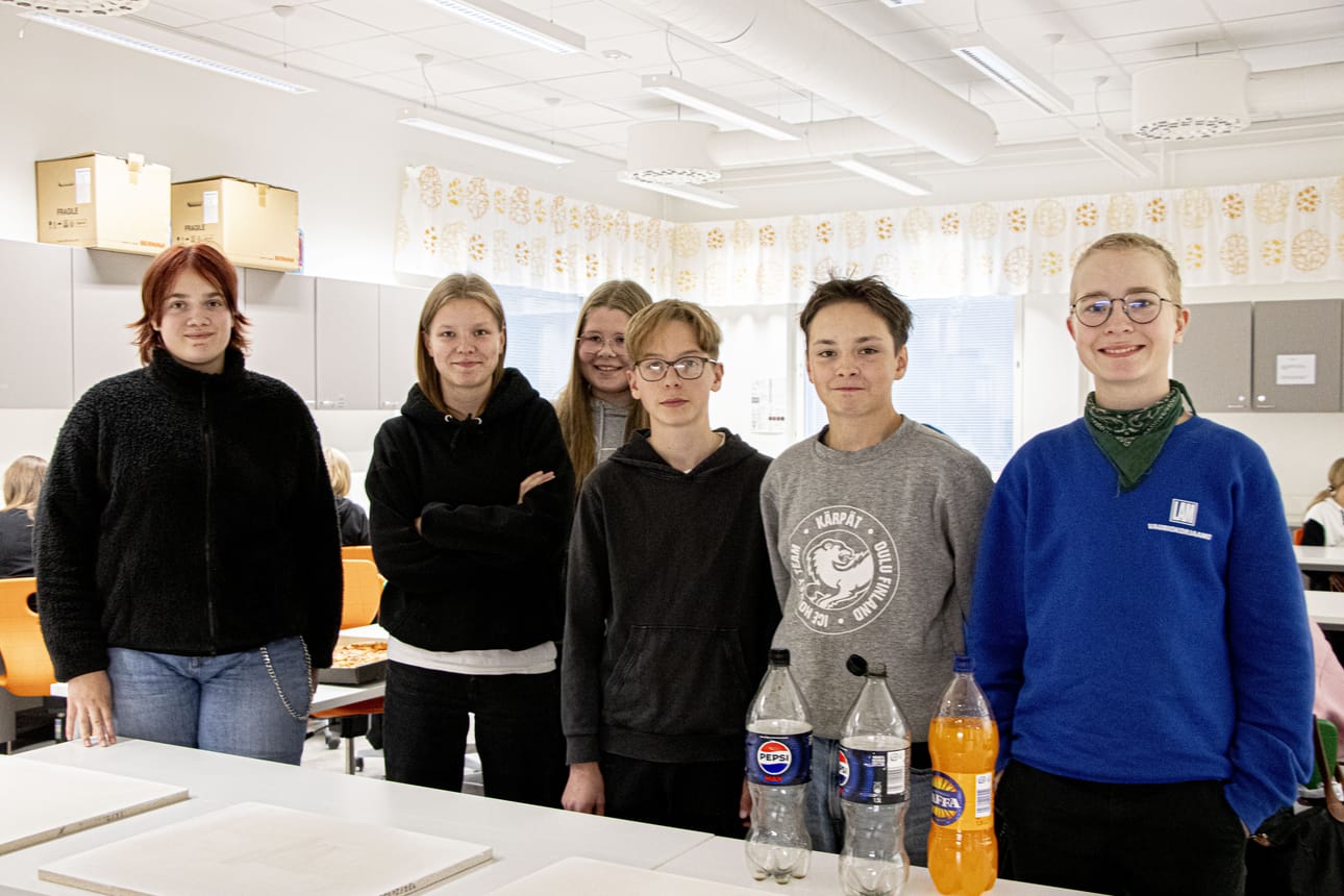 Jonna Valtokari, Nella Terho, Lyydia Toppila, Antton Toppila, Frans Nikola, Eino Riekki odottavat innokkaina, että pääsevät tosi toimiin.