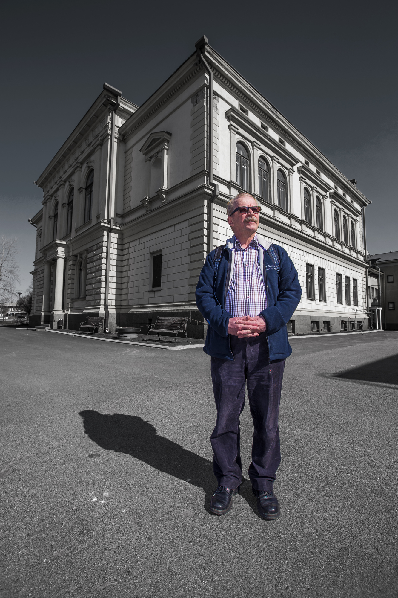 Professori Matti Lackman on innokas historian tutkija. Hän kirjoitti myös aikanaan Raahen tienoon historian 3. osan. Raahen Porvari- ja Kauppakoulun historia punavankien vankilana on hänelle tuttu.