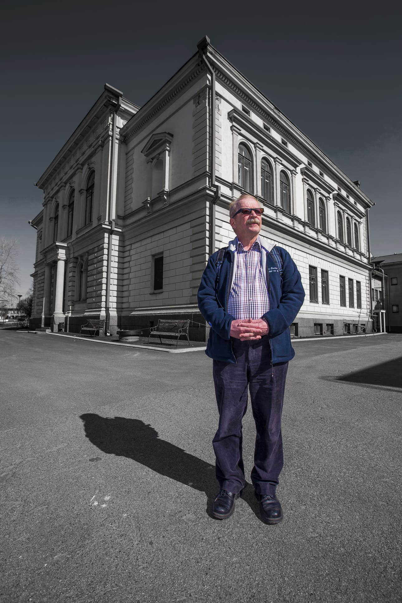 Professori Matti Lackman on innokas historian tutkija. Hän kirjoitti myös aikanaan Raahen tienoon historian 3. osan. Raahen Porvari- ja Kauppakoulun historia punavankien vankilana on hänelle tuttu.