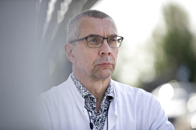 Osastonylilääkäri Raimo Jokisalon mukaan korona on tällä hetkellä käytännössä rokottamattomien tauti. Arkistokuva: Tanja Korpela.