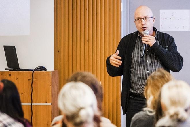 Lapuan yläkoulun henkilökunta ja oppilaiden vanhemmat kuuntelevat kuntotutkimuksen tehneen Jommi Suonkedon havaintoja koululta löytyneistä vaurioista tiedotustilaisuudessa torstaina. KUVA: KRISTA LUOMA
