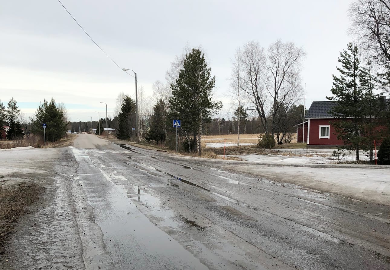 Kulku Siikasavontien varressa on vaarallista ja tien poskeen rakennetaankin kevyenliikenteen väylä. Mutta kumpi puoli olisi parempi – joen vai kylän?