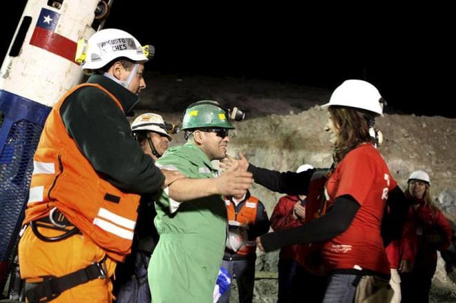Kaivosmies Jose Ojada pelastettiin romahtaneesta kaivoksesta lokakuussa 2010 sen jälkeen, kun hän oli loukussa 32 muun miehen kanssa 69 päivää. KUVA: HUGO INFANTE/EPA