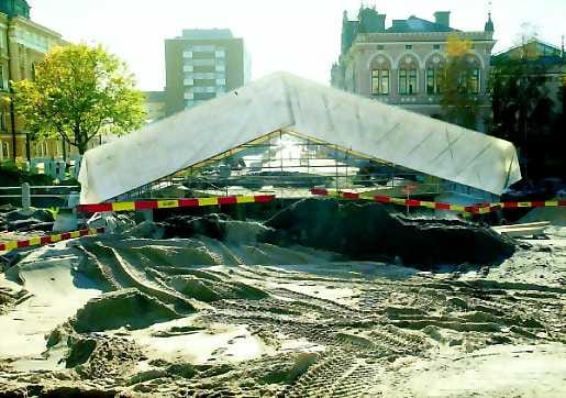 Suojassa. Torikadun siltatyömaa on saanut katoksen, jotta siltamontussa voidaan työskennellä vesisateista huolimatta.