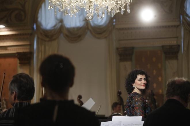 Angelika Klas oli juuri ennen konserttia ollut sairaana. Se kuului hieman äänessä, mutta pieni käheys sopi tangon maailmaan. Kuva keskiviikon harjoituksista. KUVA: MINNA ANTILA