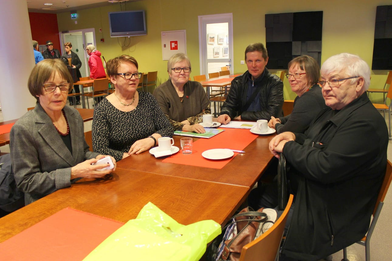 Eläkeliiton Lapin piirin kevätkokousta aloittelemassa piirin puheenjohtaja Marja-Liisa Oinas (vas.), Martta Väärälä, Kirsti Pelkonen, toiminnanjohtaja Heikki Raappana, Suoma Säärelä ja Raimo Simoska.