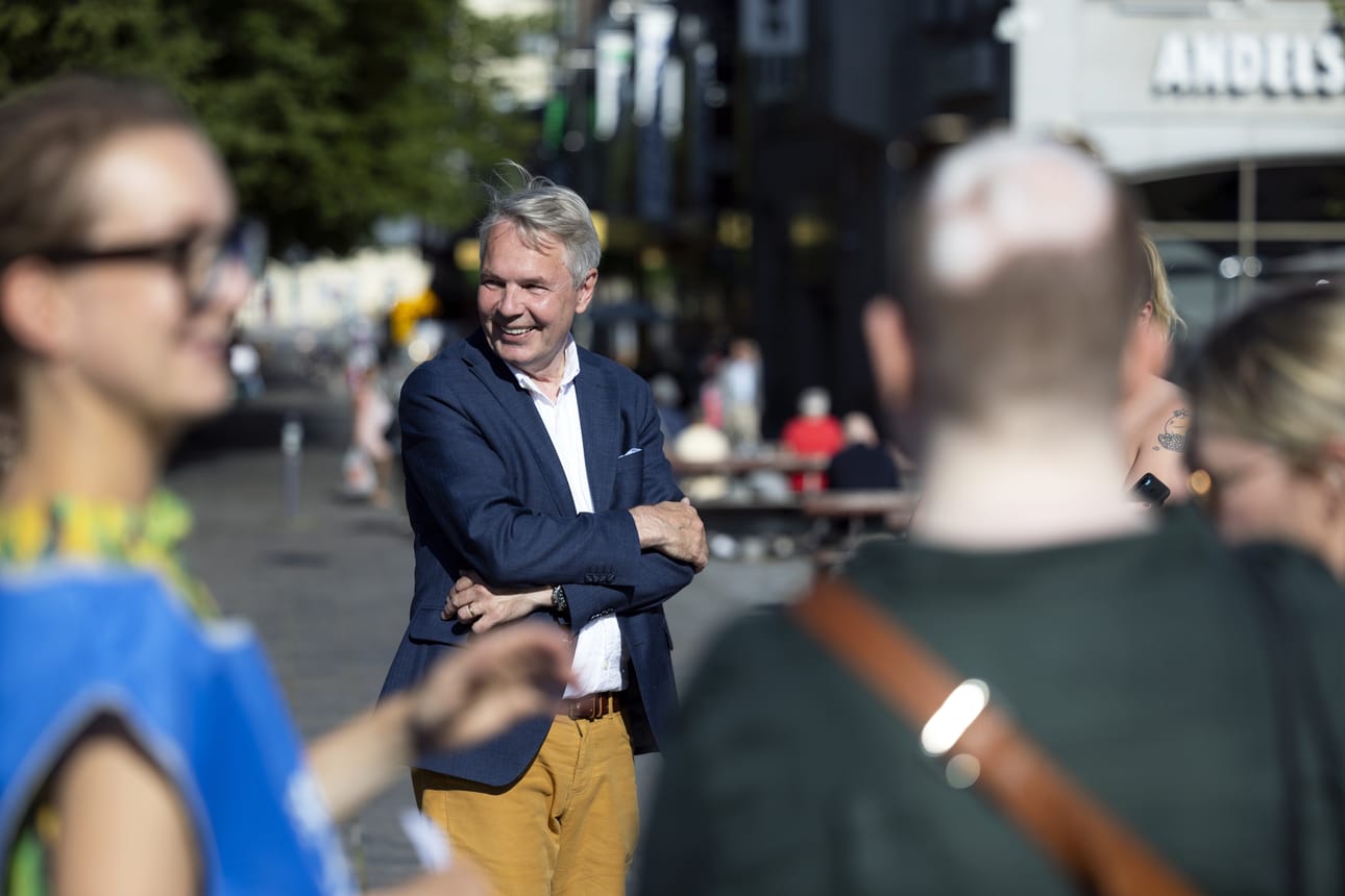 Pekka Haavisto vietti keskiviikkona iltapäivän torilla jutellen vaasalaisille äänestäjille.