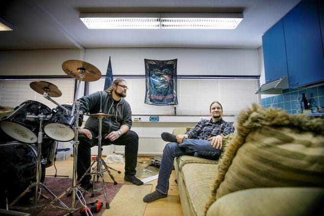 Juha Kuivaniemellä ja Vesa Haapasella on oma akustinen duo-kokoonpano, jonka pohjalta The South Bottom Landers on perustettu. Miesten mukaan uusi yhtye on aloittanut tietoisesti vähän kevyemmällä materiaalilla, mutta raskaampaakin poljentoa on tulossa. KUVA: JAAKKO ELENIUS