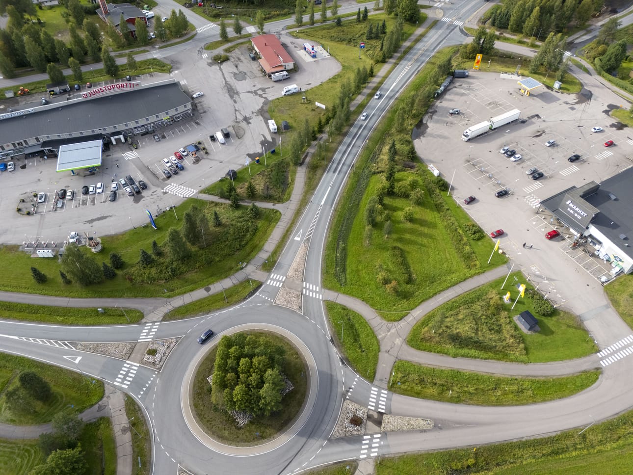 Kärsämäellä ajetaan kolmen liikenneympyrän läpi, mikä hidastaa matkantekoa melkoisesti. Ohitustie on suunnitelmissa mutta todennäköisesti vielä kaukana toteutuksesta.