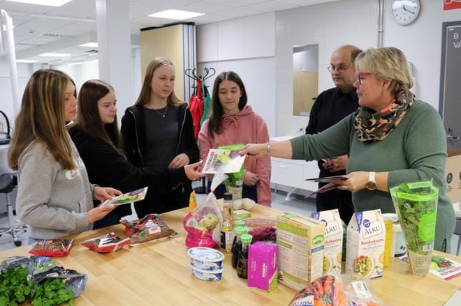 Sani Mattila, Roosa Soini, Ilona Palojärvi ja Violetta Savytska saivat Seppo Rintakummulta ja Kaija Arolta paitsi aterian aineksia myös reseptivihot. KUVA: ANU NAHKALA