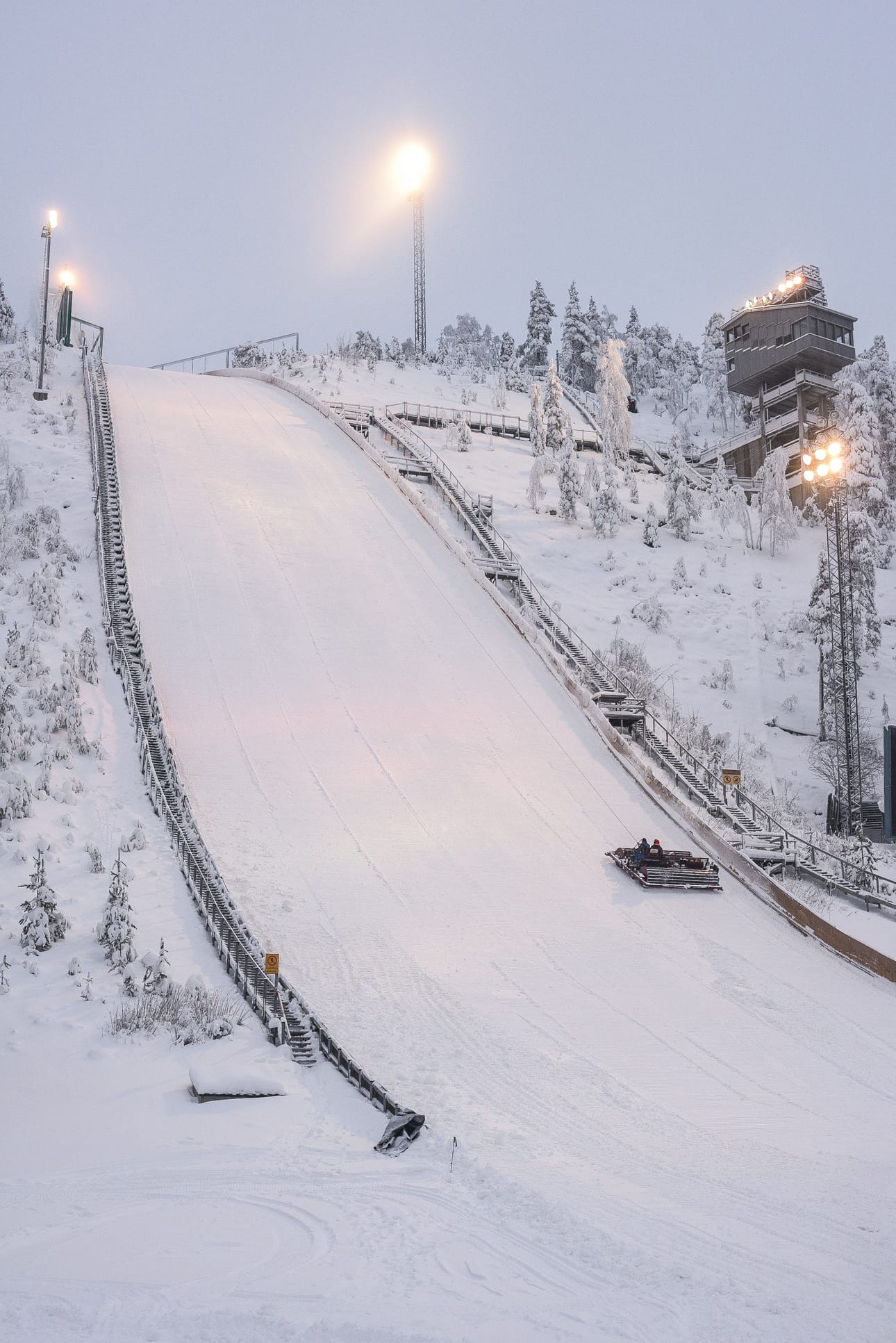 Rukan suurmäki on valmis hyppääjille. Alamäkeä jyrättiin kuntoon keskiviikkona.
