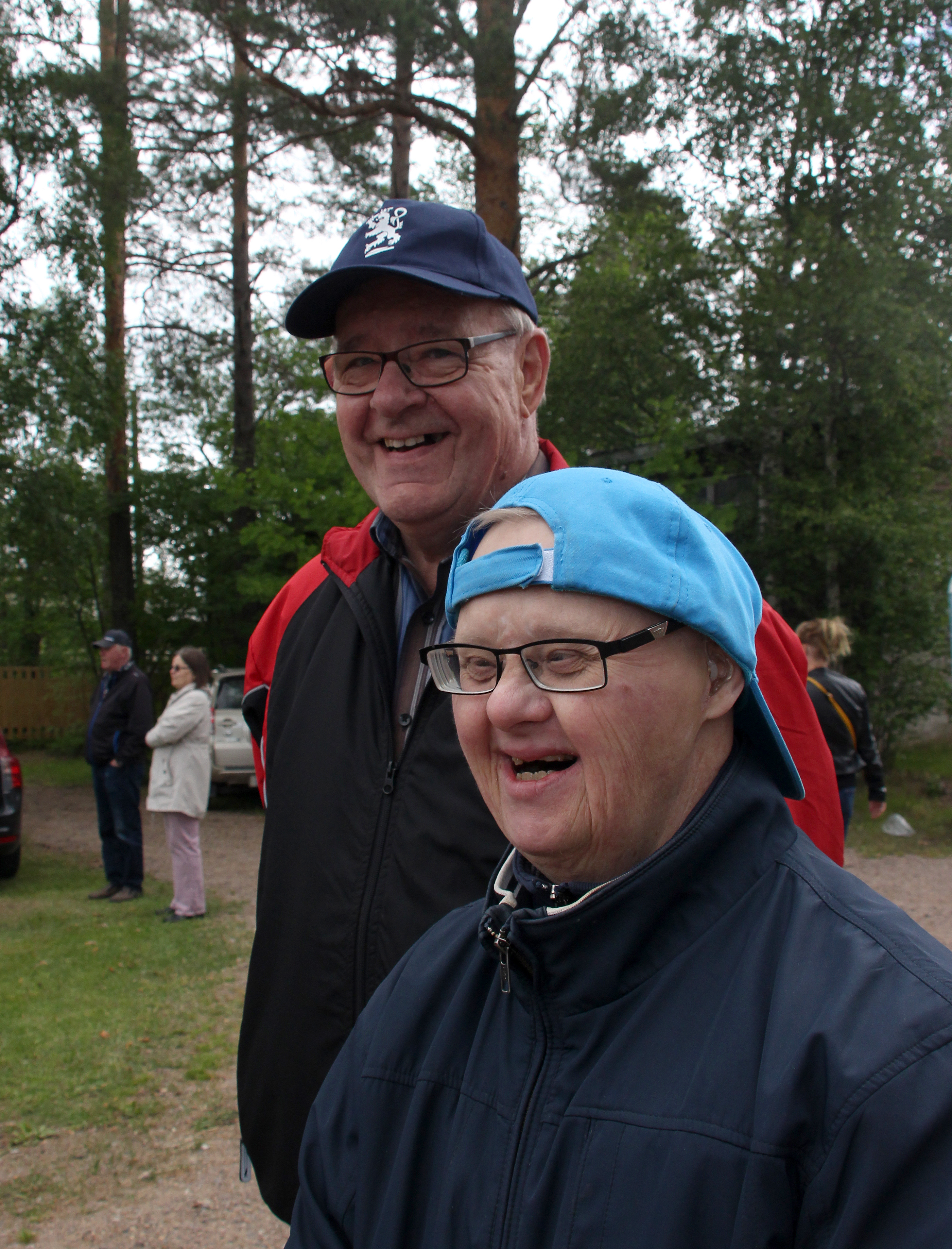 Hyvärisen veljekset nauttivat pitäjäpäivien tunnelmasta yhdessä tuumin. Etualalla oleva Jari erityisesti, sillä loma kotimaisemissa oli alullaan ja lavalla musiikkimielle tuttu Raimo Laukka.