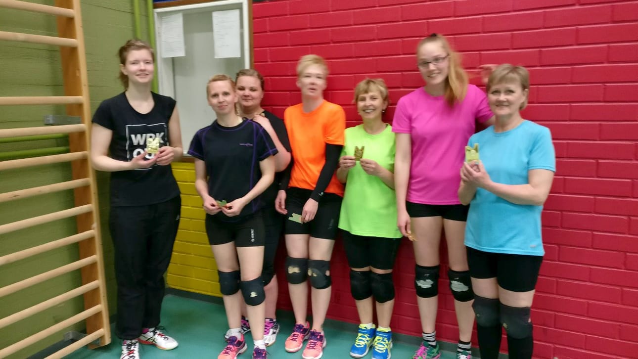 Voitostaan iloitsivat Äityt Raahesta: Laura Hekkala, Erja Suonvieri, Jonna Sevimli, Anne Nikula, Terttu Ehrola, Henna Virnes ja Hilkka Kumpulainen. Kuva Sirpa Kärki