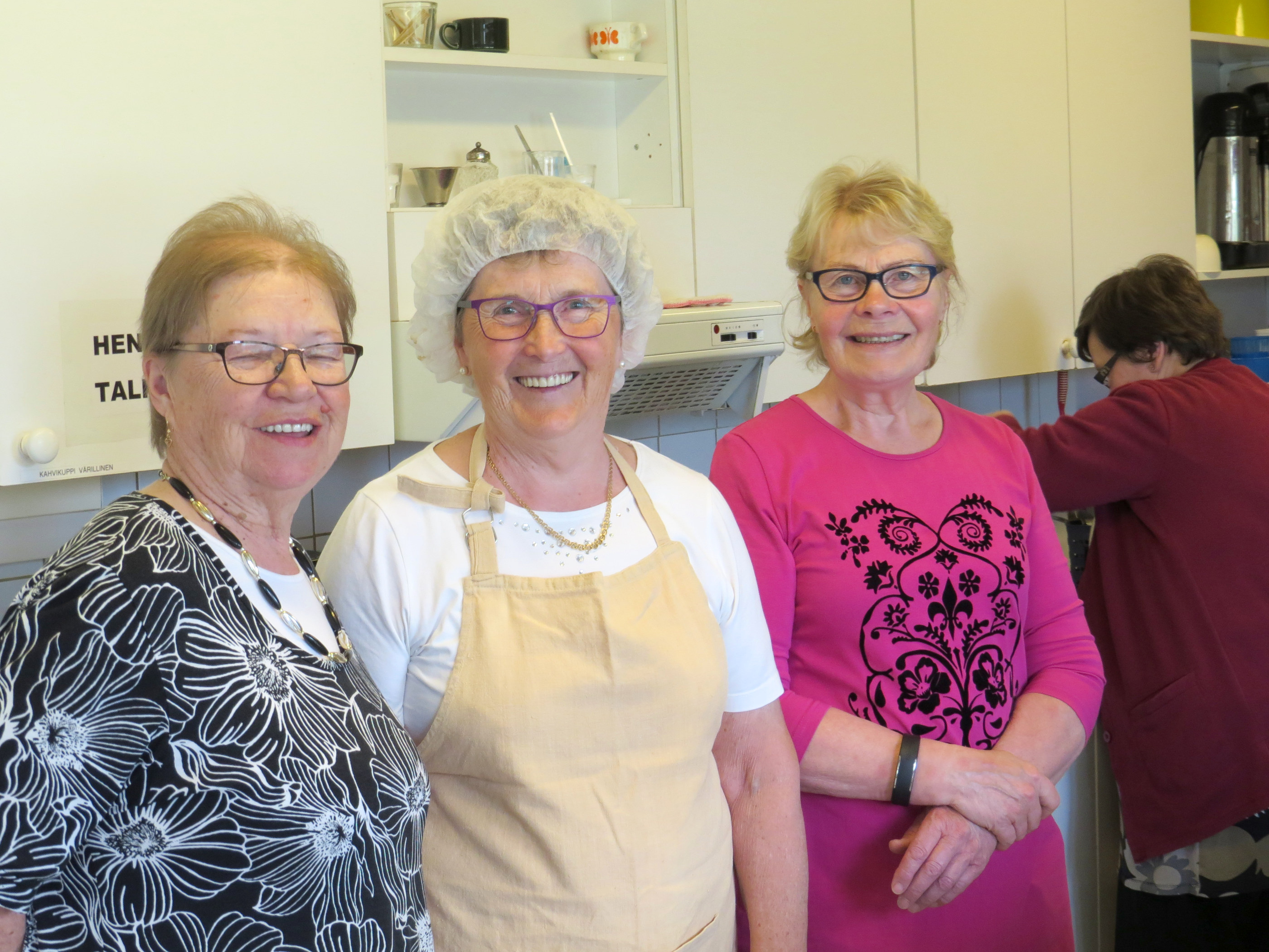 Keittiön tytöt Annikki Turusenaho, Aino Kannisto, Heleena Karhula. Kuva Pentti Syrjäpalo