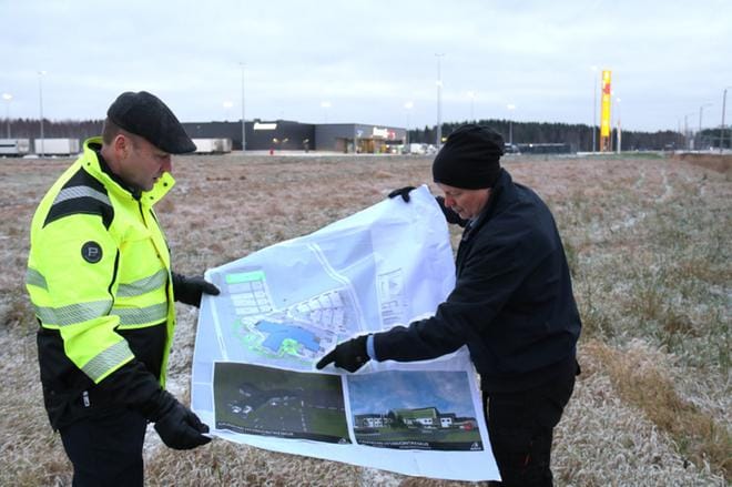 Kauhavan Hyvinvointikeskus Oy:n toimitusjohtaja Hannu Ristaniemi ja Kauhavan hyvinvointikeskuksen ohjaustoimikunnan varapuheenjohtaja Kari Janhunen jalkautuivat viime viikon perjantaiaamuna etsimään työmaataululle sopivaa paikkaa. Ohikulkijat näkevät paikallisen Laatukilven valmistamasta, 5 metriä leveästä ja 3 metriä korkeasta taulusta, mitkä tahot ovat hankkeessa mukana. KUVA: ANU NAHKALA