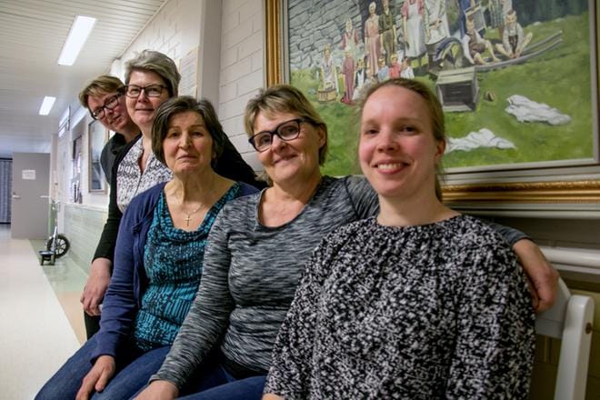 Suupohjan llky:n työntekijät Kaisa Isomäki (edessä), Kirsi Runsala, Pirjo Ojalammi, Liisa Auressalmi ja Tuija Haanpää ovat saaneet oppia muistisairaiden ohjaamiseen Vanhustyön keskusliitolta. KUVA: JORMA HAVULA