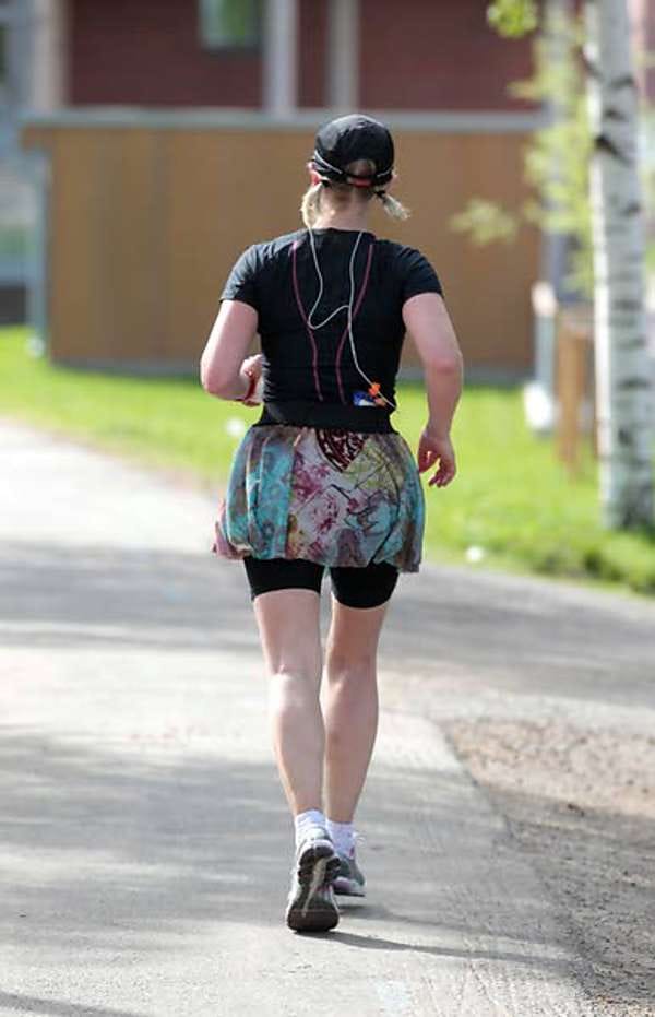 Outi Kivimäki on ohittanut 35,1 kilometrin huoltopisteen ja jatkaa kohti Nallikarin maalia. Kivimäki juoksi lauantaina elämänsä ensimmäisen kokonaisen maratonin.