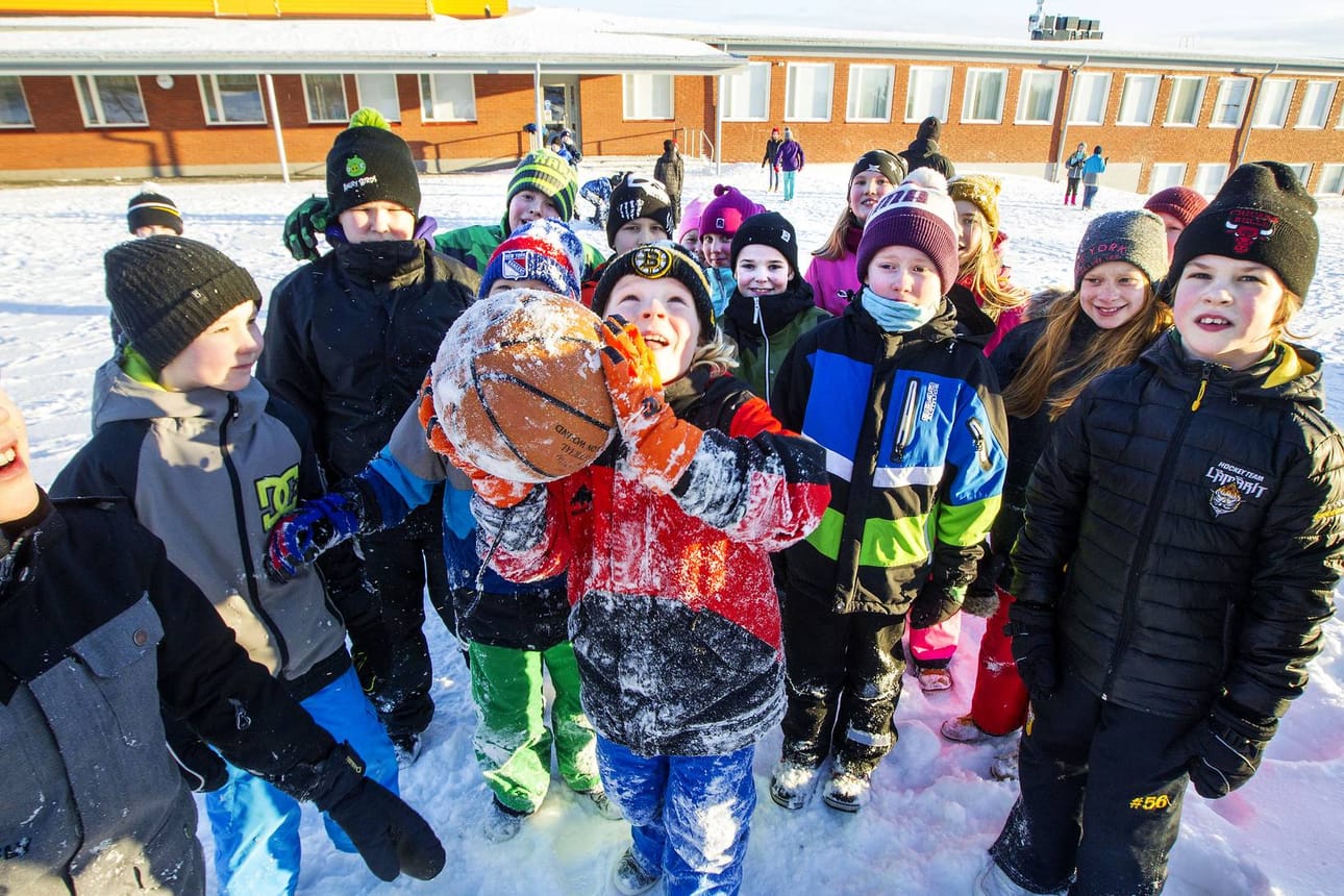 Kivikon koulun neljäsluokkalainen Joa Isola näyttää, miten koripallo sujahtaa korirenkaan läpi.