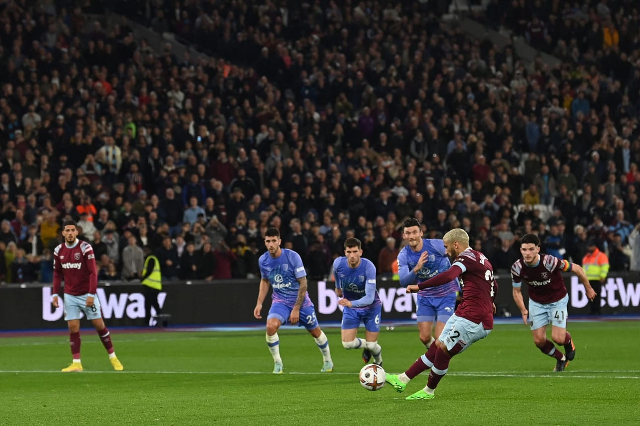 West Ham sai rangaistuspotkun Vladimir Coufalin ristisyötön osuttua Bournemouthin vaihtopelaajan Jordan Zemuran käteen. Said Benrahma käänsi tilaisuuden maaliksi. LEHTIKUVA/AFP Ottelun lisäajalla Vladimir Coufalin ristisyöttö osui Bournemouthin vaihtopelaajan Jordan Zemuran käteen. Videotuomaria konsultoituaan erotuomari antoi kotijoukoille rangaistuspotkun, ja Said Benrahma käänsi tilaisuuden maaliksi.