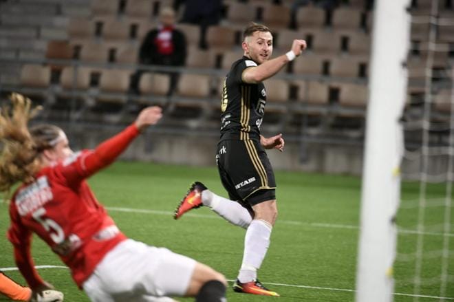 Billy Ions iski pallon kahdesti Helsingin IFK:n maaliin edellisessä ottelussa, mutta se ei riittänyt SJK:lle vierasvoittoon Helsingissä. KUVA: LEHTIKUVA/MARTTI KAINULAINEN