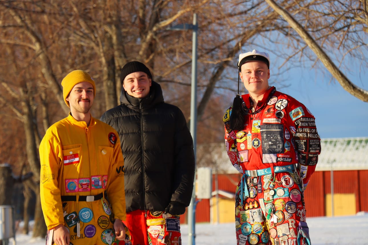 Jimi Oosi (vas.) on paljasjalkainen vaasalainen ja hänen mukaansa kynnys muuttaa muualle on melko korkealla. Tampereelta muuttanut Niklas Gummerus kuvailee itseään vaasalaistuneeksi opiskelijaksi, eikä ajattele Vaasaa vain väliaikaisena asuinpaikkana. Veikko Rauta puolestaan kokee olevansa vaasalainen, vaikka on sielultaan hyvin vahvasti porilainen.