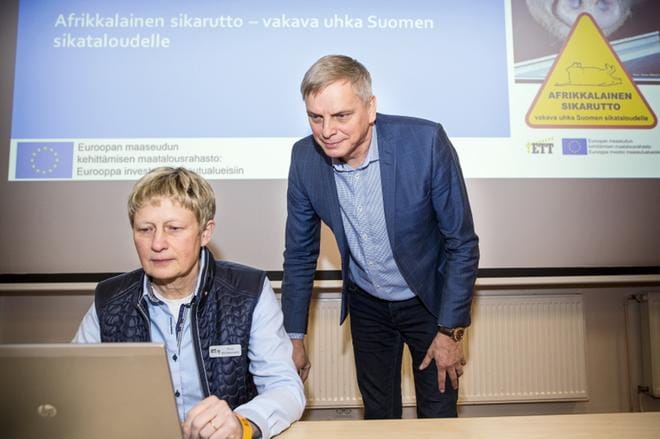 Toiminnanjohtajat Pirjo Kortesniemi ETT:stä ja Ari Berg Sikayrittäjistä päivittivät tietoja afrikkalaisesta sikarutosta. KUVA: MATTI HAUTALAHTI