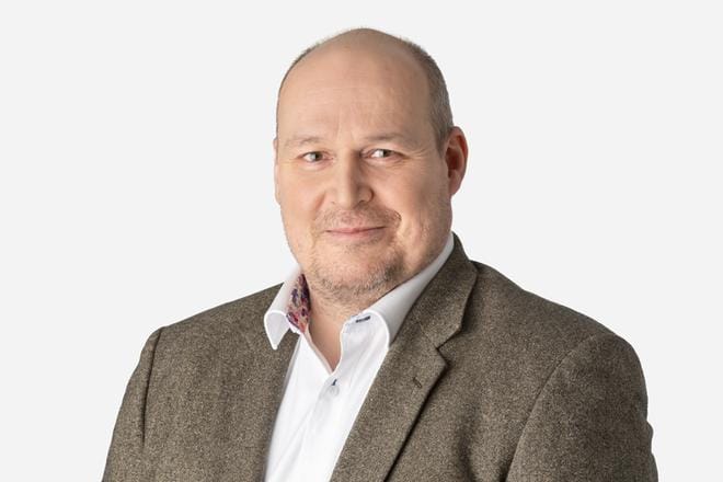 Huoltovarmuuskeskuksen Mikko Matikkala sanoo, että kotimaisesta suojavarustetuotannosta halutaan pitää kiinni. Tämän vuoksi keskus solmii tuotannonvaraussopimuksia muutaman kotimaisen yrityksen kanssa.