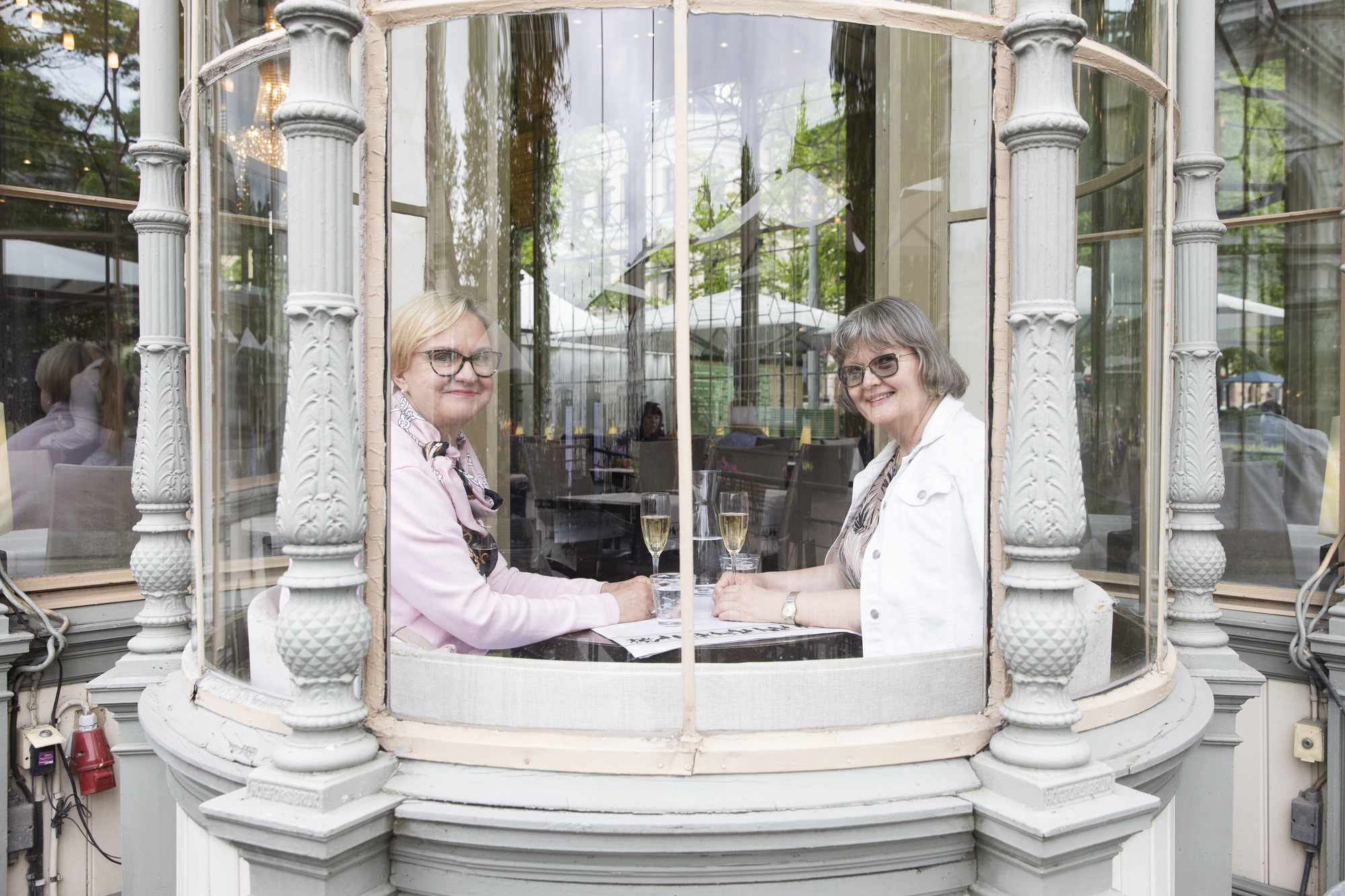 Ravintola Kappelissa pitkän tauon jälkeen toisensa tavanneet ystävykset Kirsi Huhtamäki (vas.) ja Marja-Leena Sädekivi kippistivät rajoitusten purkamiselle ja jälleennäkemiselle.