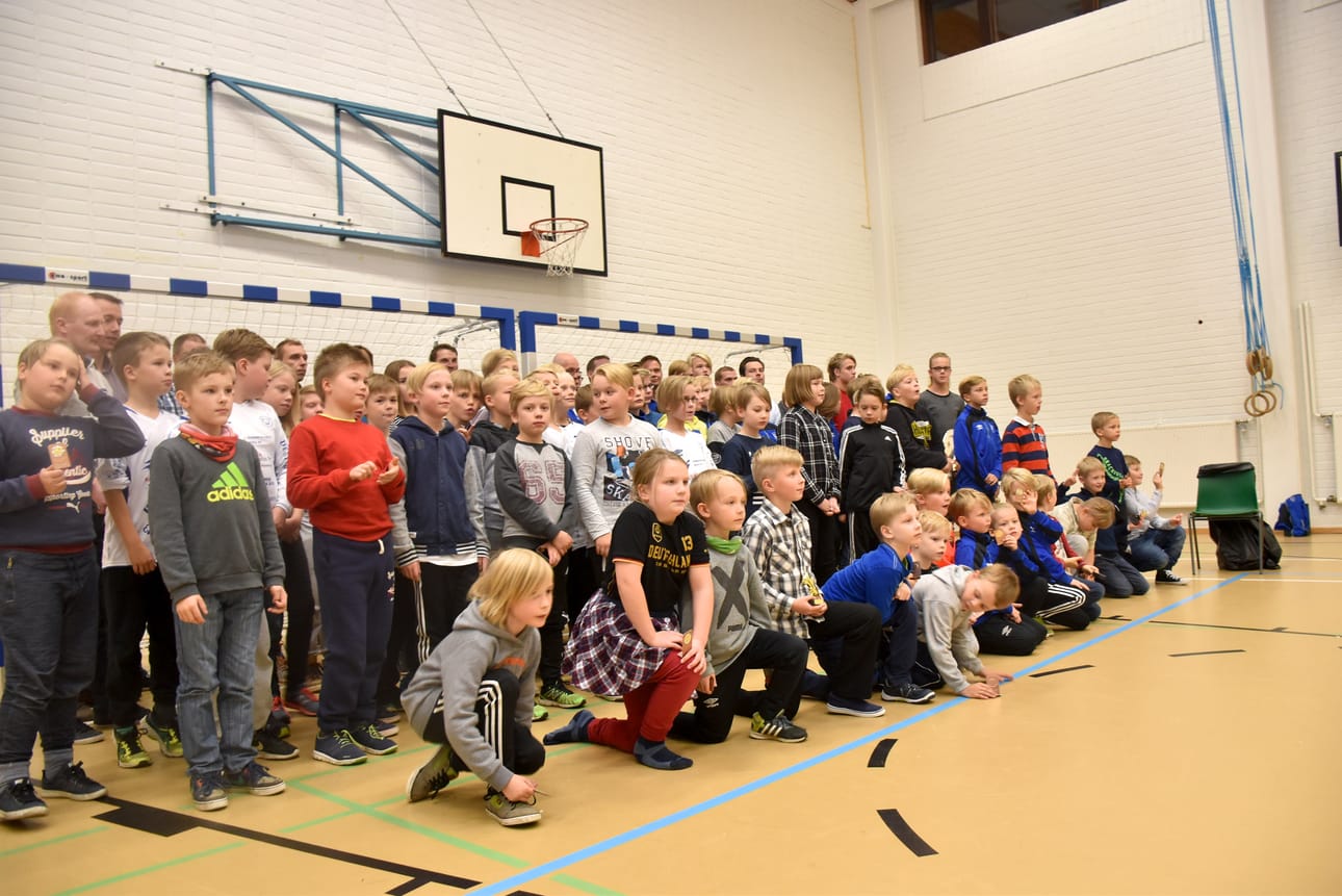 FC PaKan eri-ikäisiä urheilijoita ja taustajoukkoja päättäjäisissä.