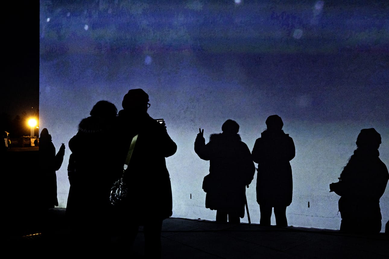 Valot ja varjot vetivät väkeä Apila-kirjaston seinustalle.