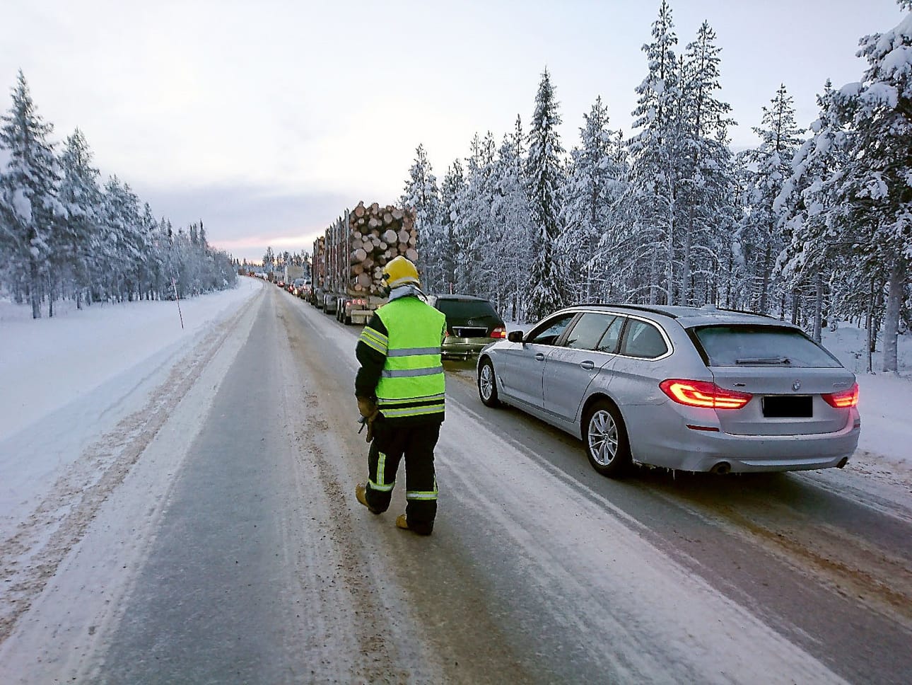 Liikenne jonoutui pahoin maanantaina sattuneen kuolonkolarin vuoksi Nelostiellä Sodankylässä.
