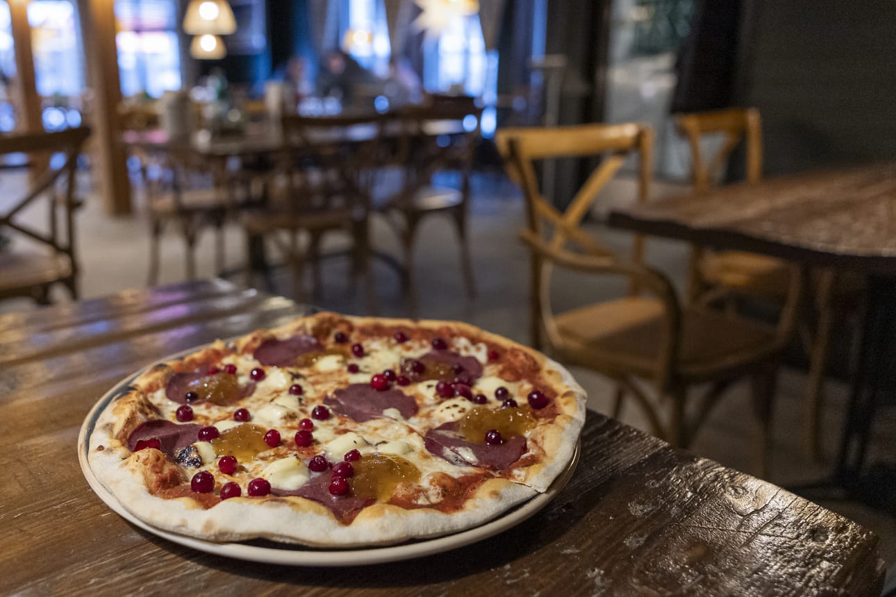 Classic Pizzan Rudolf on myös poropizza. Siinä on porosalamin ja lakkahillon lisäksi leipäjuustoa ja kokonaisia pakastekarpaloita.