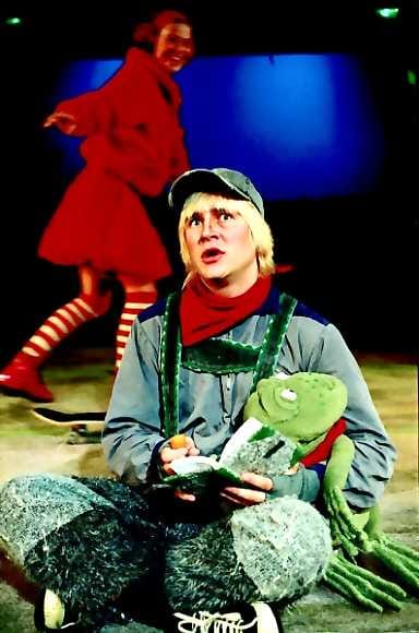 Pihkassa Punahilkkaan. Kajaanin kaupunginteatterin Ruupert-hukka (Johannes Korpijaakko) on selvästikin kiinnostunut reippaasta Punahilkasta (Eeva Soivio).