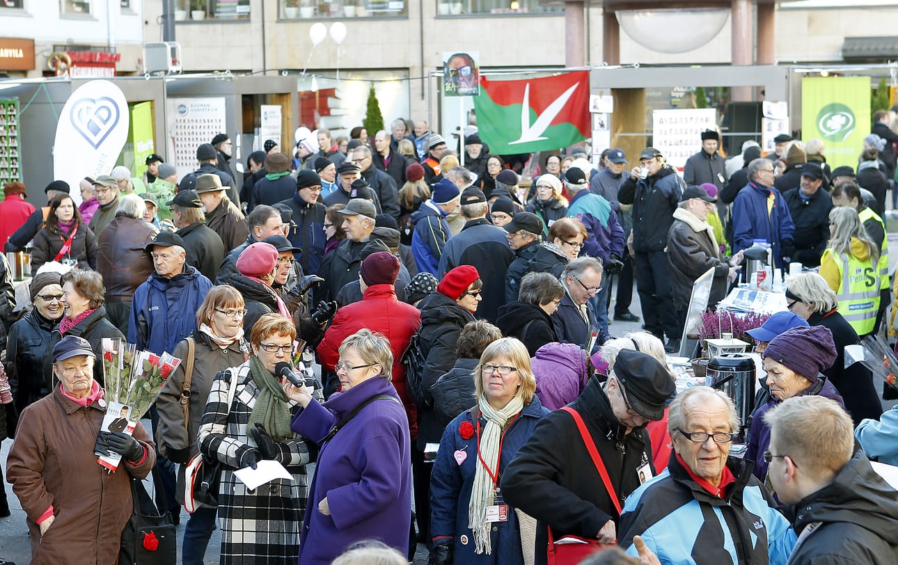 Vaalihulinaa lauantaina Rotuaarilla.