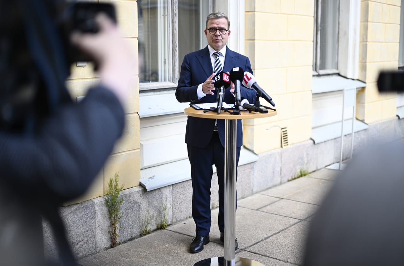 Pääministeri Petteri Orpo vastaa median kysymyksiin suunnitteilla olevan monitoimiareena Helsinki Gardenin hämmennystä aiheuttaneesta 35 miljoonan valtiontuesta.