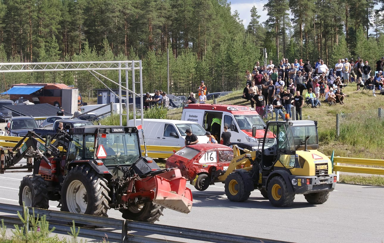 AL-Härmä sai kehuja muun muassa siitä, että seura osaa viedä kisat sujuvasti läpi. Kesällä 2023 otetussa kuvassa siirretään lähtöön hyytynyt ajoneuvo sivuun, jotta homma voi jatkua.