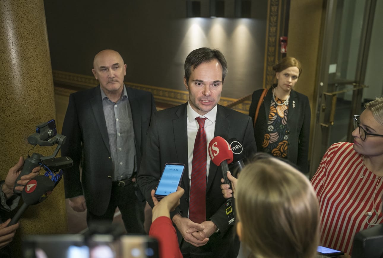 Oulun valtuuston puheenjohtaja Juha Hänninen lauantaina mediatilaisuudessa Oulun kaupungintalolla sisäministeri Kai Mykkäsen vierellä.